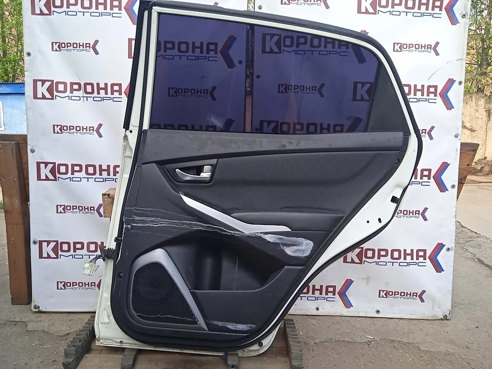 Дверь задняя правая Б/У небольшие вмятины царапины