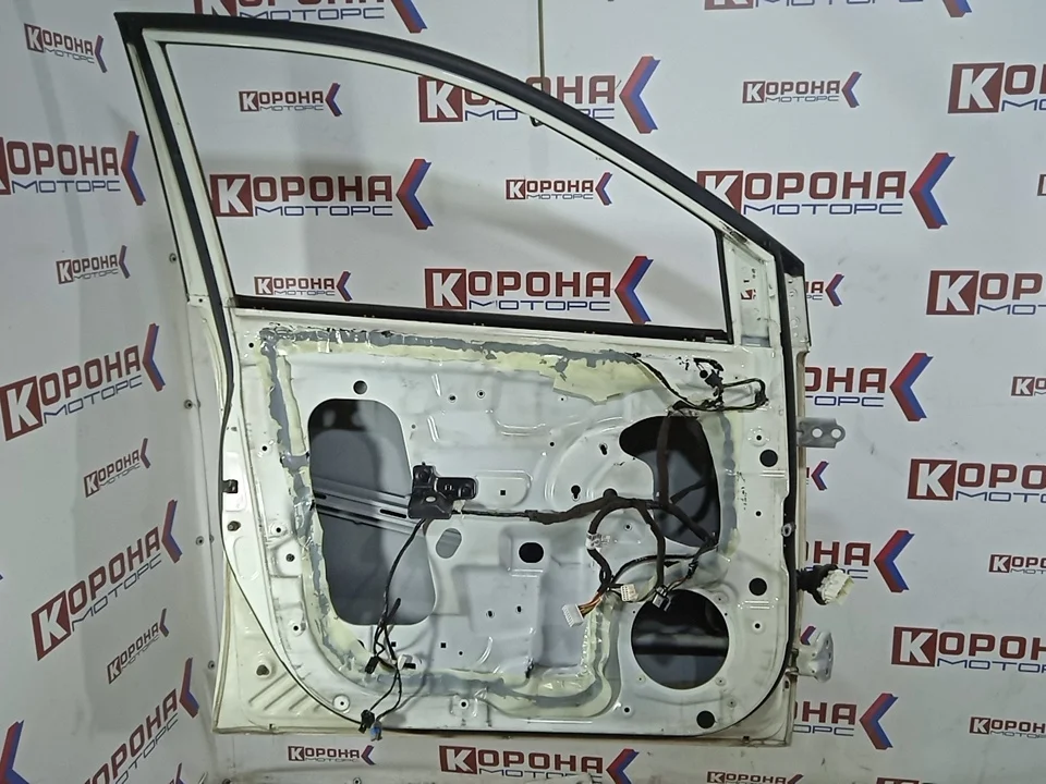 Дверь передняя левая Б/У потертости царапины