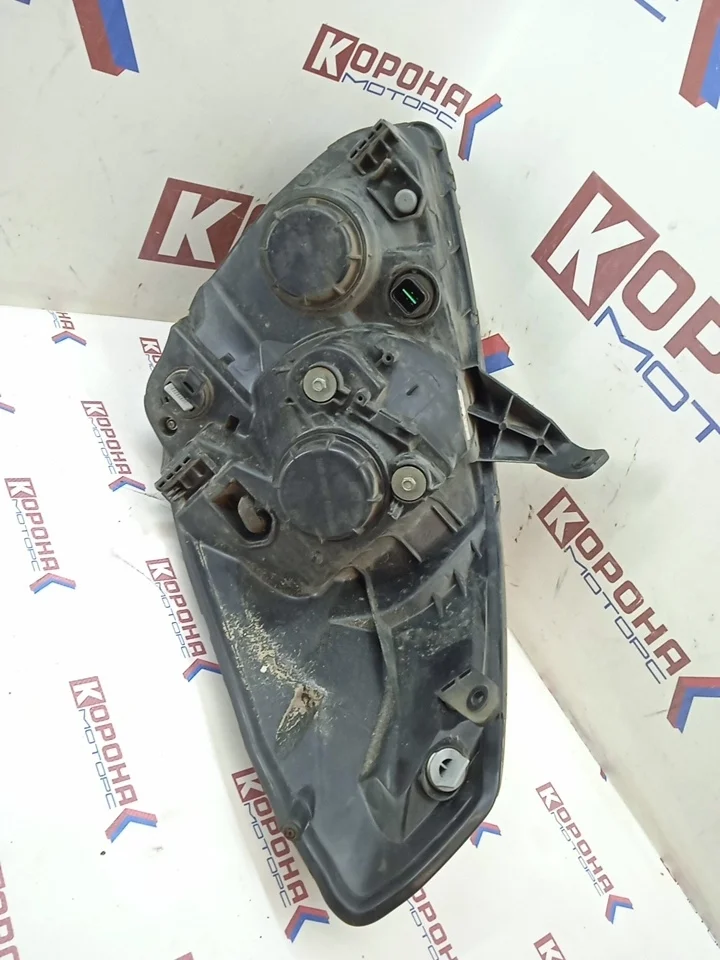 Фара передняя правая Б/У мутное стекло,трещинки на стекле