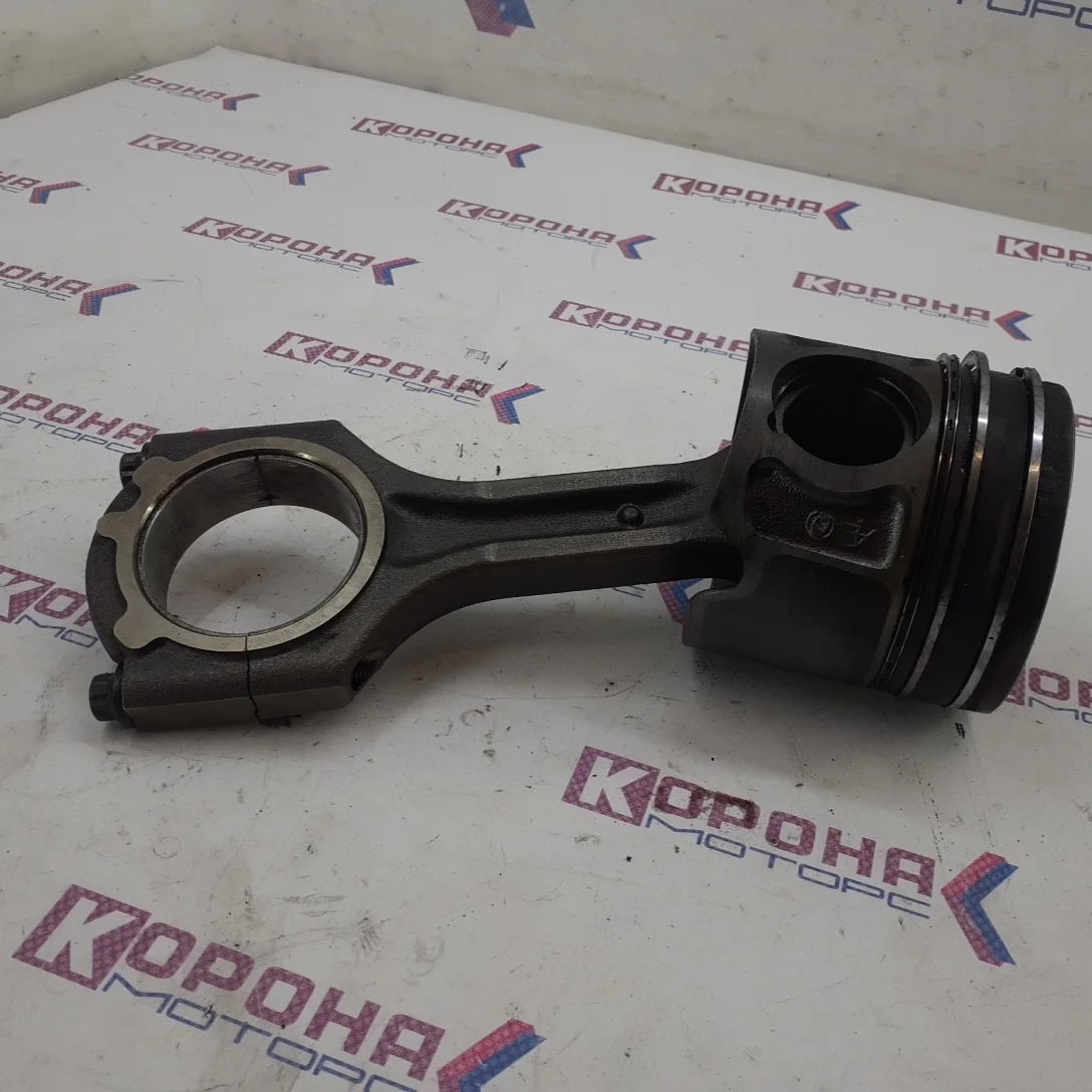 Шатун D4HB Б/У Б/У,в сборе с поршнем