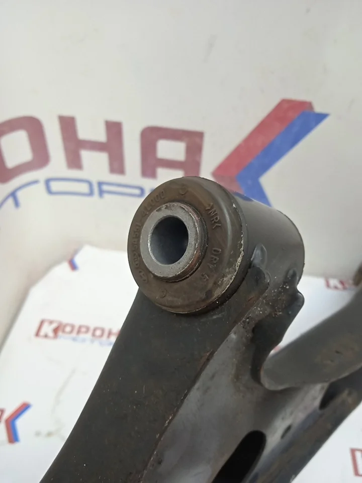 Рычаг передний правый Б/У Оригинал  саленблок под замену