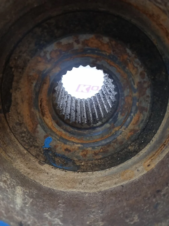 Кулак поворотный левый Б/У В сборе со ступицей