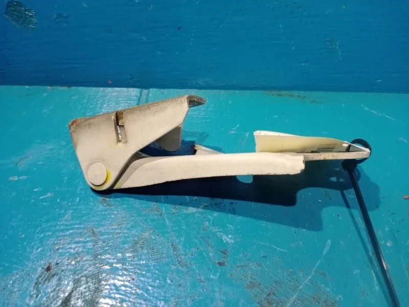 Петля капота MITSUBISHI Pajero 4 2007-2015