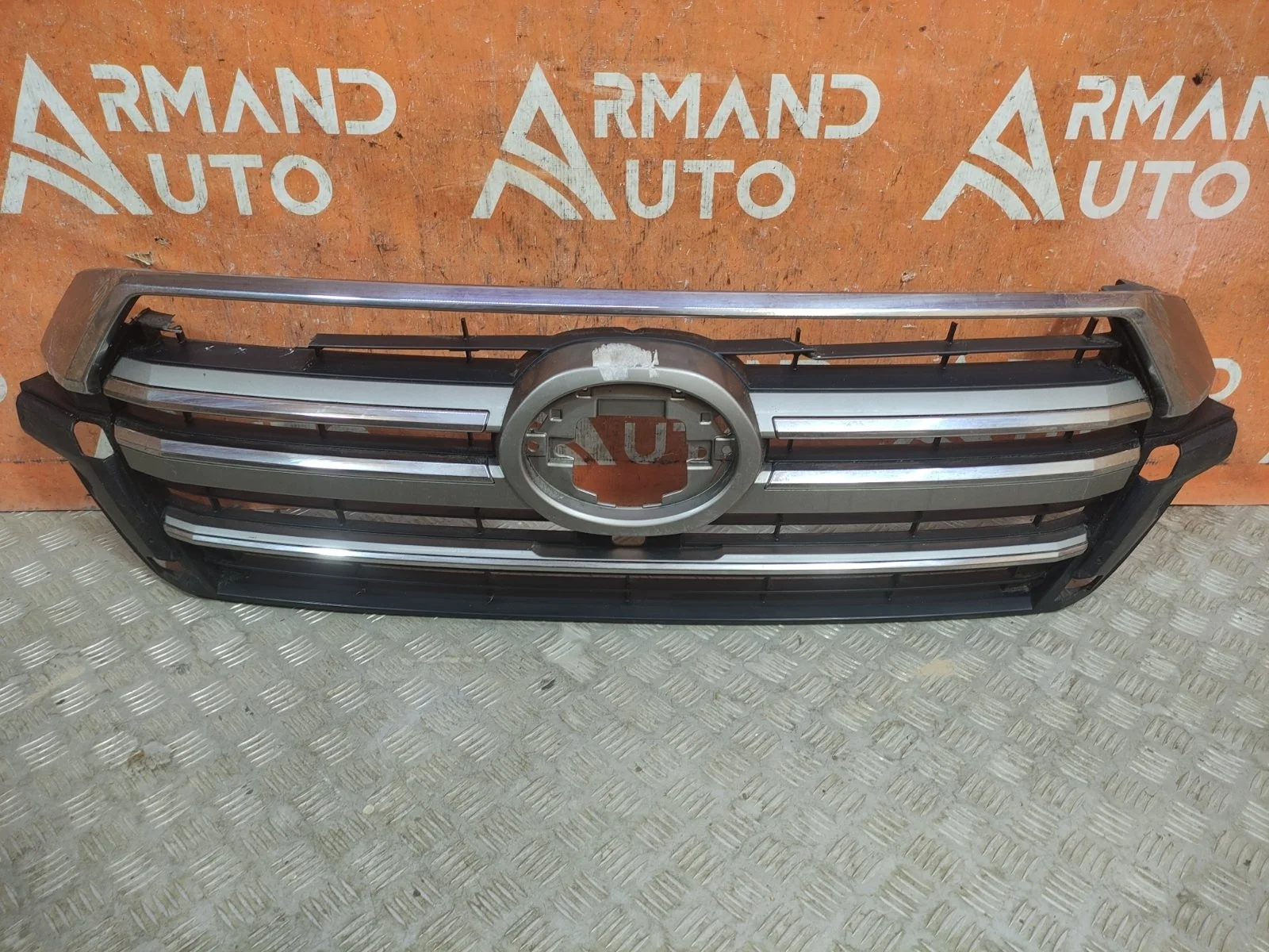 Решетка радиатора Toyota Land Cruiser 2015-2021 200