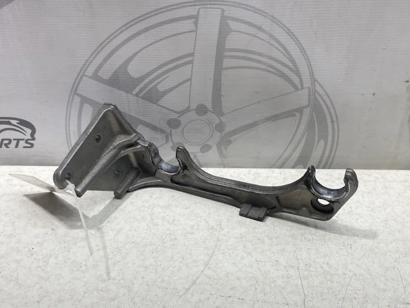 Кронштейн крепления воздушного фильтра спереди Mercedes-benz W212