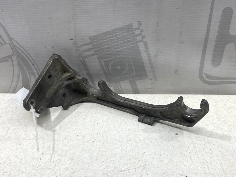 Кронштейн крепления воздушного фильтра спереди Mercedes-benz 2011 W212