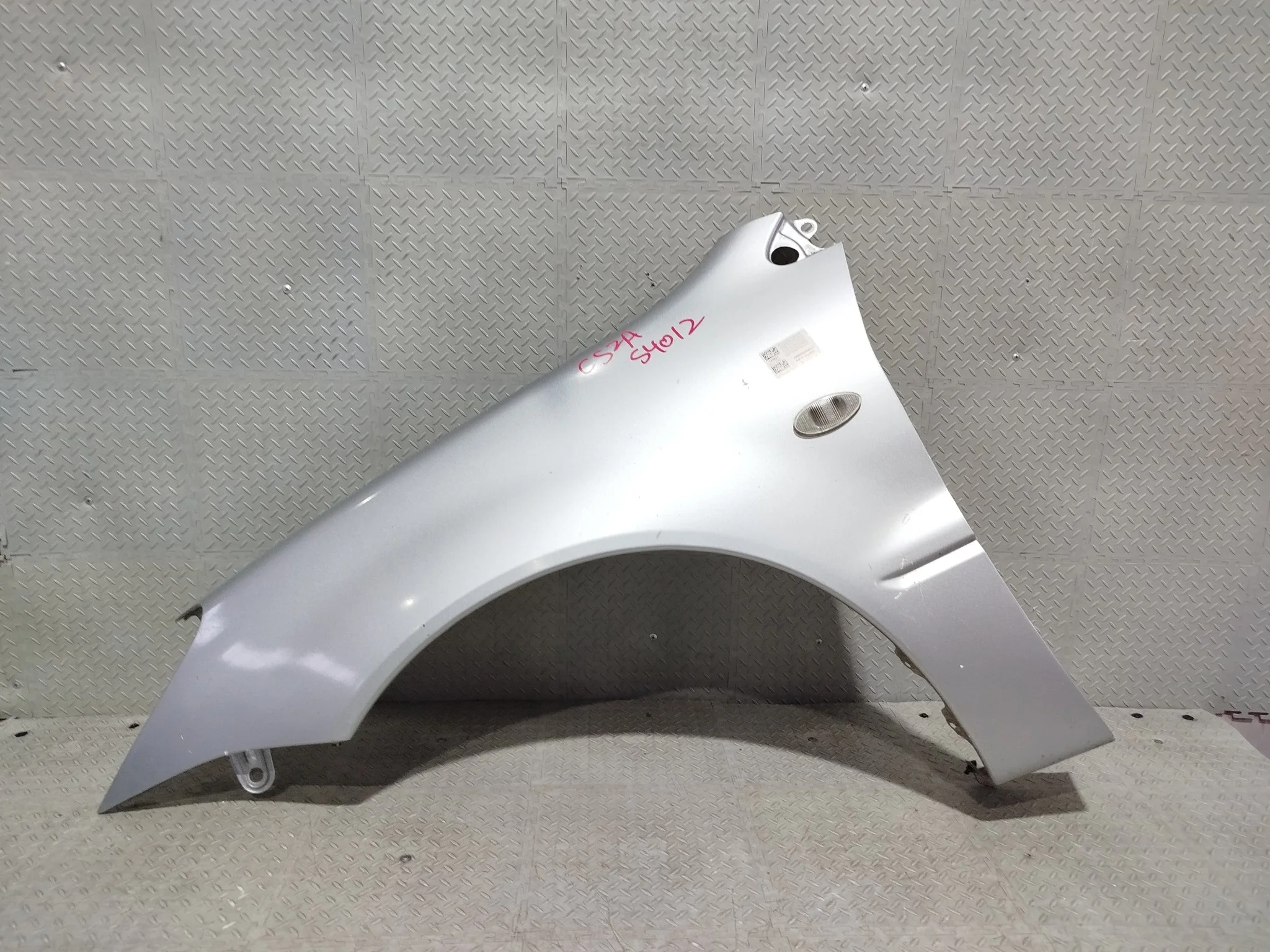 КРЫЛО MITSUBISHI 5220A733 ПЕРЕД ЛЕВО серебро, A31 S4012