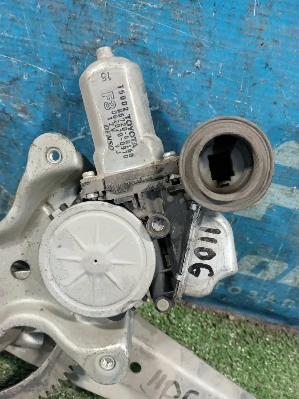 Моторчик стеклоподъемника задний правый Toyota