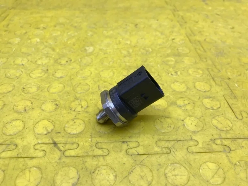 Датчик давления топлива Skoda Octavia 2018 06J906051F 5E3 CJS 298666