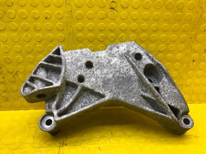 Кронштейн двигателя Skoda Octavia 2018 06J199207P 5E3 CJS 298666, правый