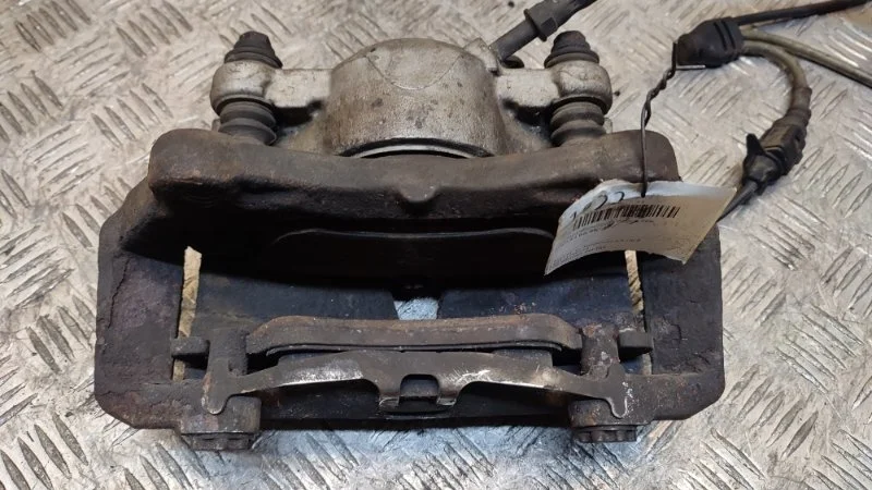 Суппорт тормозной AUDI A4 8K0615123C B8, передний левый