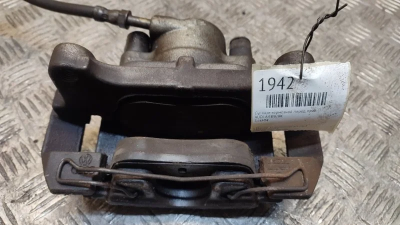 Суппорт тормозной AUDI A4 8K0615124C B8, передний правый