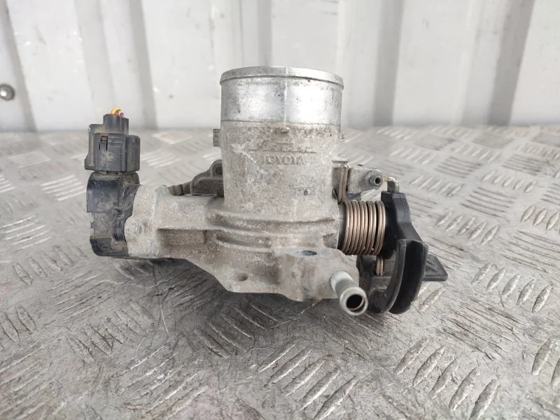 Дроссельная заслонка Toyota COROLLA 2002 2221021010 E12 1NZ-FE