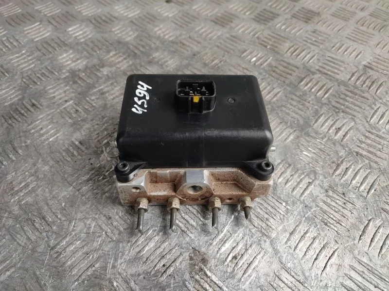 Блок клапанов гидроподвески Lexus Lx570 2017 4894060020 URJ201