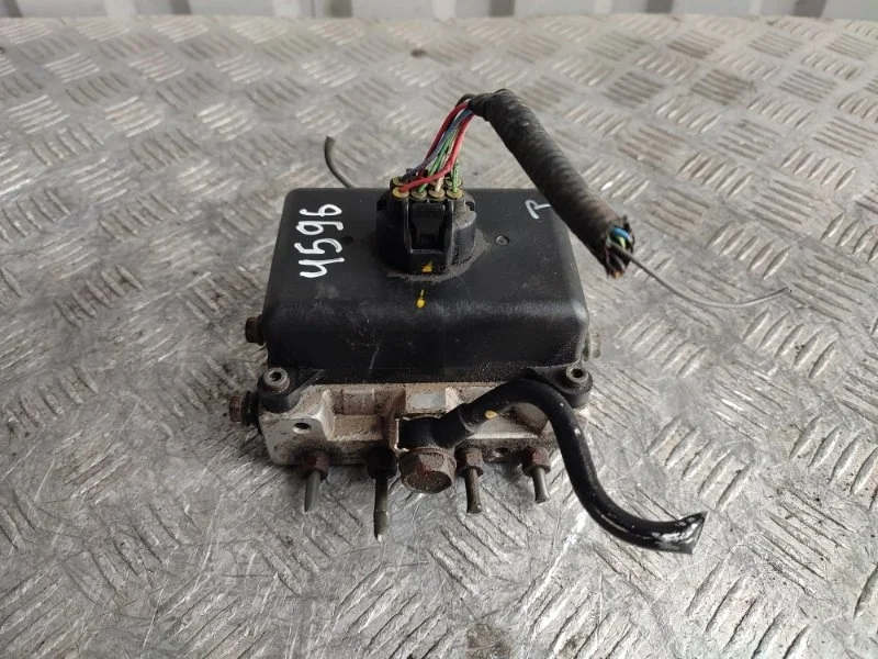 Блок клапанов гидроподвески Lexus Lx570 2017 4894060020 URJ201