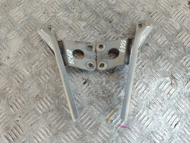 Петля капота SKODA YETI 2012 5L0823302D 5L, передняя правая