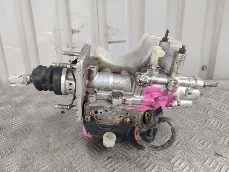 Главный тормозной цилиндр Mitsubishi Pajero MR569728 4