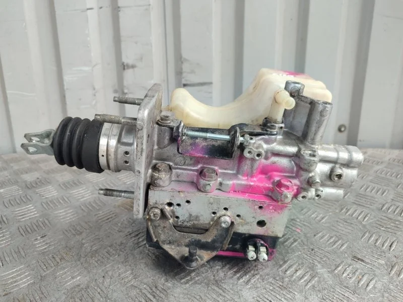 Главный тормозной цилиндр Mitsubishi Pajero MR569728 4