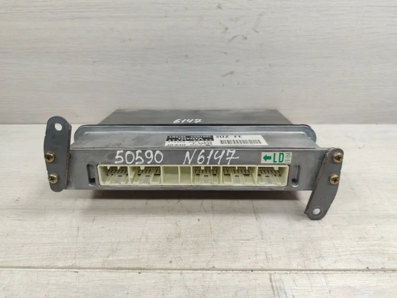 Блок управления двигателем Toyota Celsior 8966150590 UCF31 3UZ-FE
