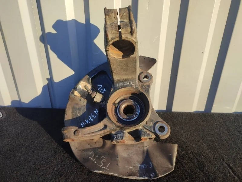 Кулак в сборе VOLKSWAGEN MULTIVAN 7H0407257G T5, левый