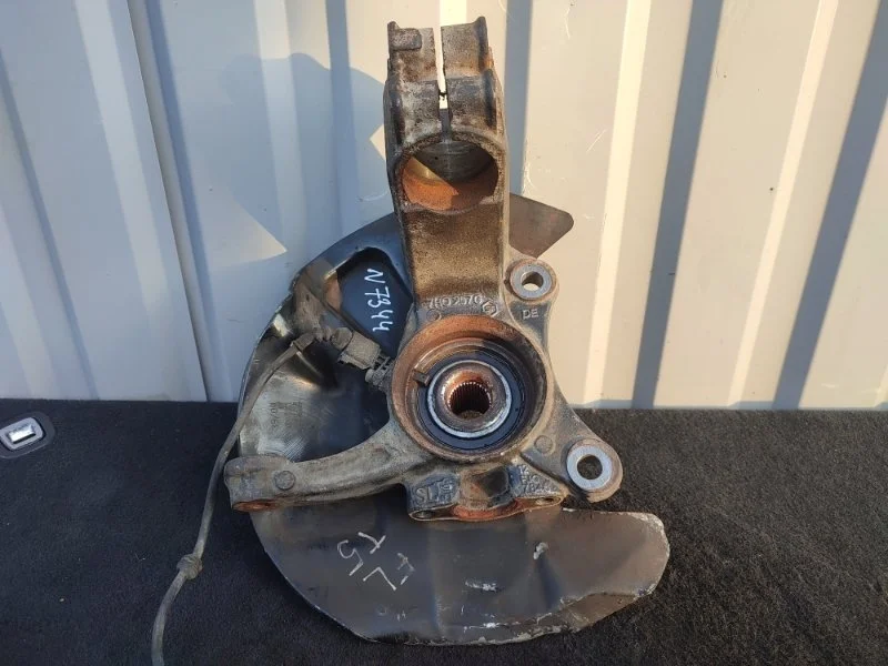 Кулак в сборе VOLKSWAGEN MULTIVAN 7H0407257G T5, левый