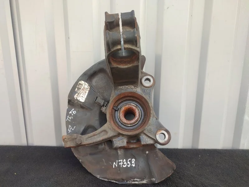 Кулак в сборе VOLKSWAGEN MULTIVAN 7H0407257G T5, левый