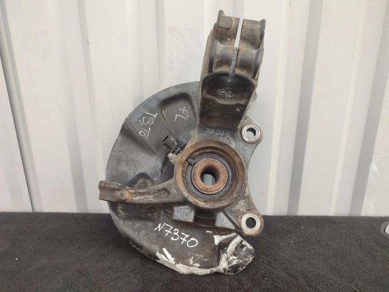 Кулак в сборе VOLKSWAGEN MULTIVAN 7H0407257G T5, левый