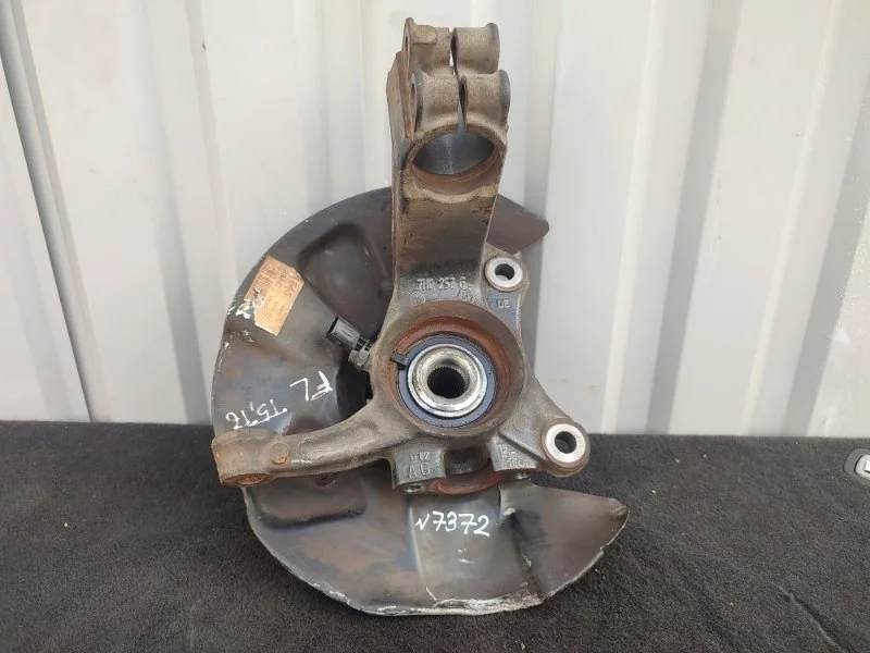 Кулак в сборе VOLKSWAGEN MULTIVAN 7H0407257G T5, левый