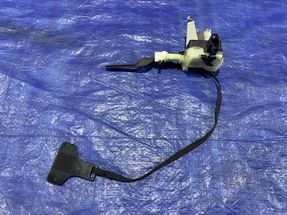 Замок лючка заливной горловины топливного бака Toyota Avensis 2003-2008 7703005011 AZT251