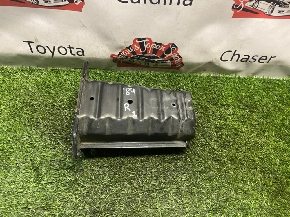 Кронштейн усилителя бампера Toyota Crown 2006 5710730061 GRS184, правый