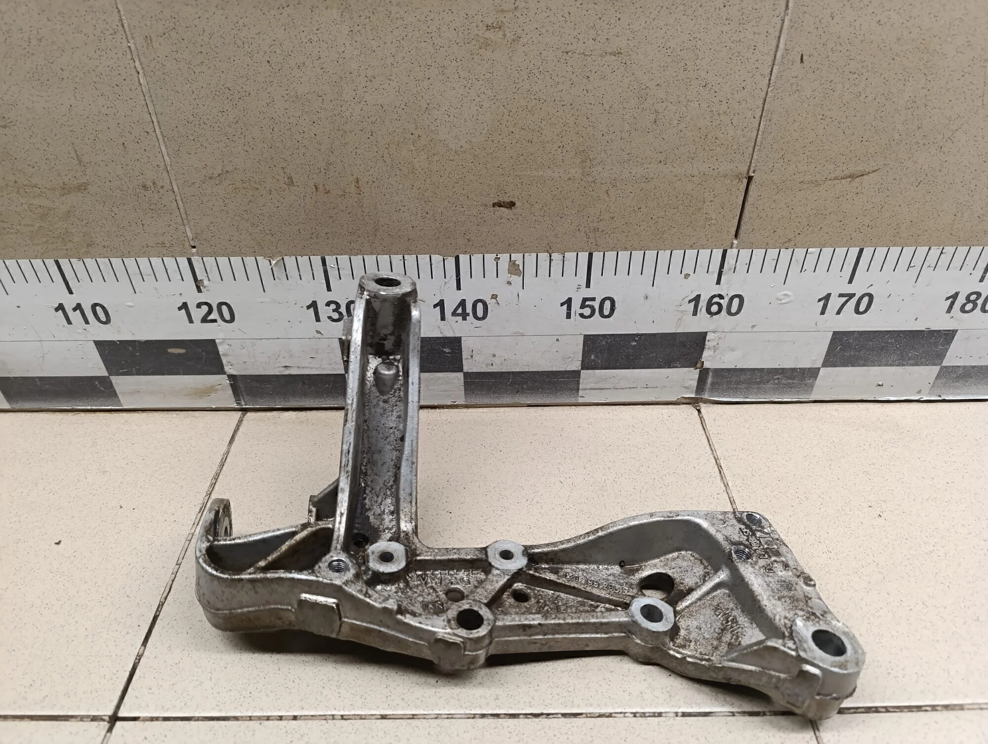 Кронштейн переднего рычага Touran 2003-2010