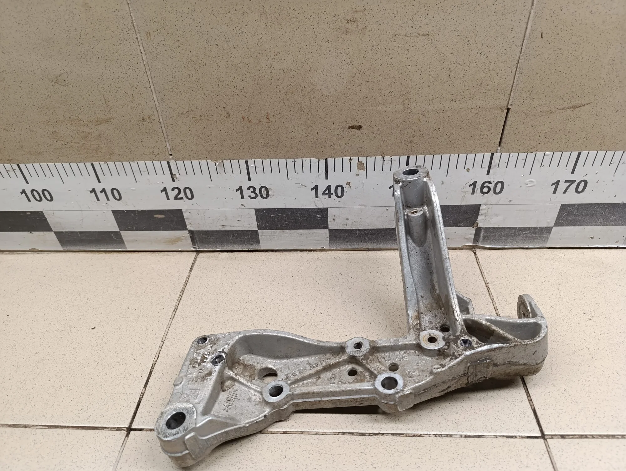 Кронштейн переднего рычага Touran 2003-2010