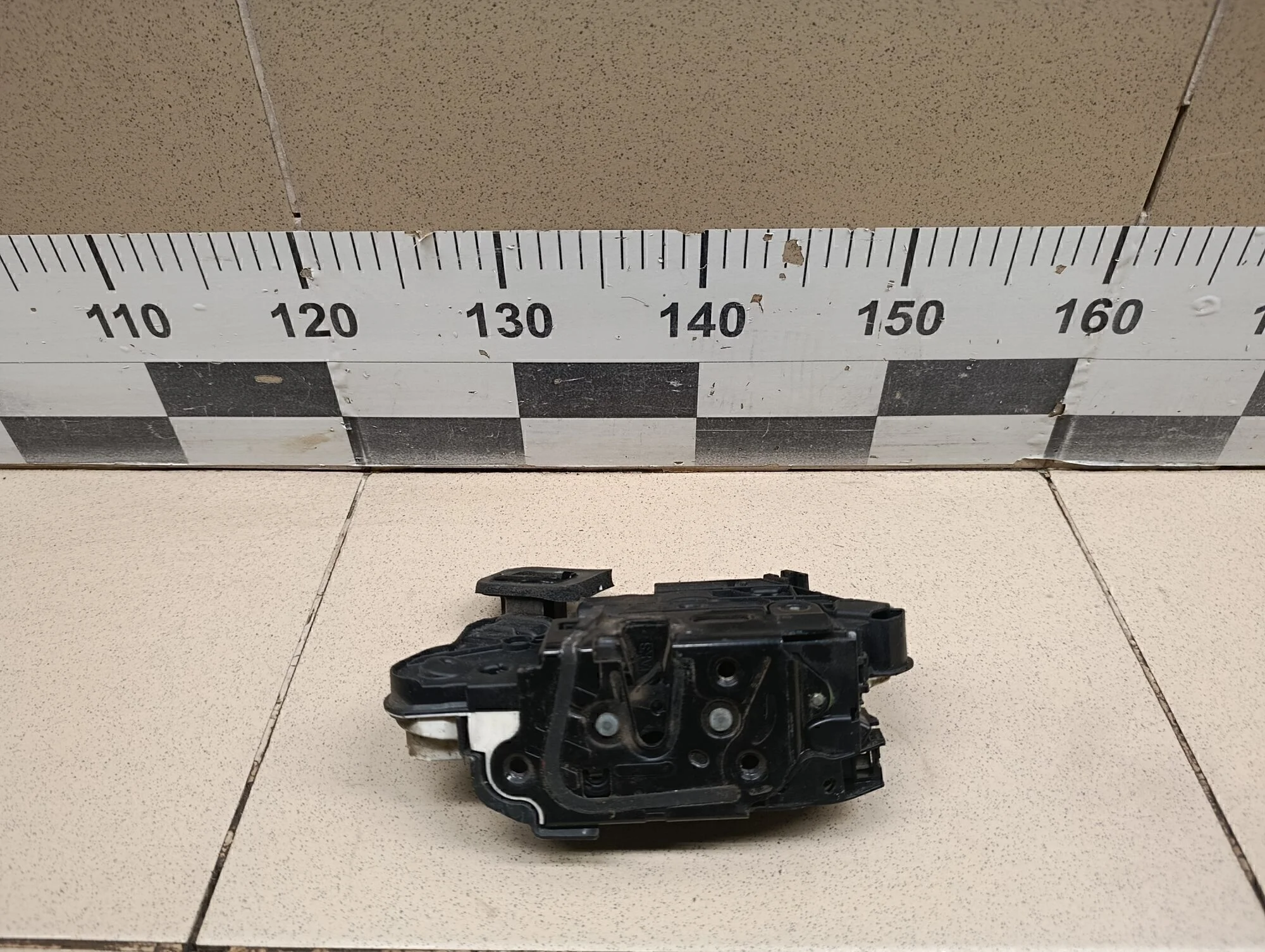 Замок двери передней левой Yeti 2009>