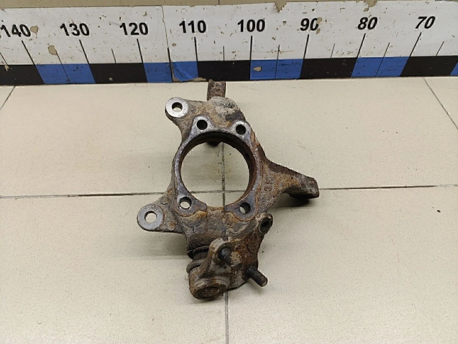 Кулак поворотный передний левый Corolla E15 2006-2013