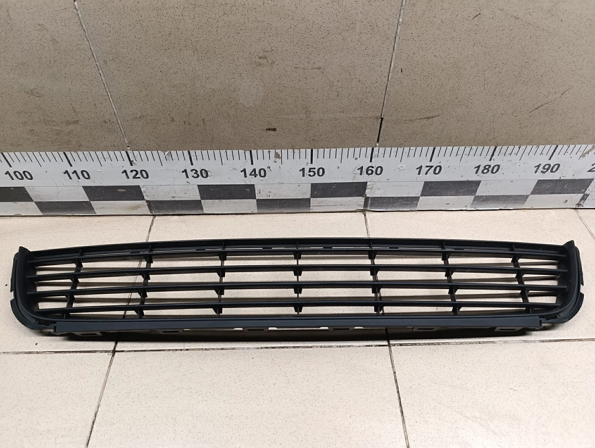 Решетка в бампер центральная Golf VI 2009-2012