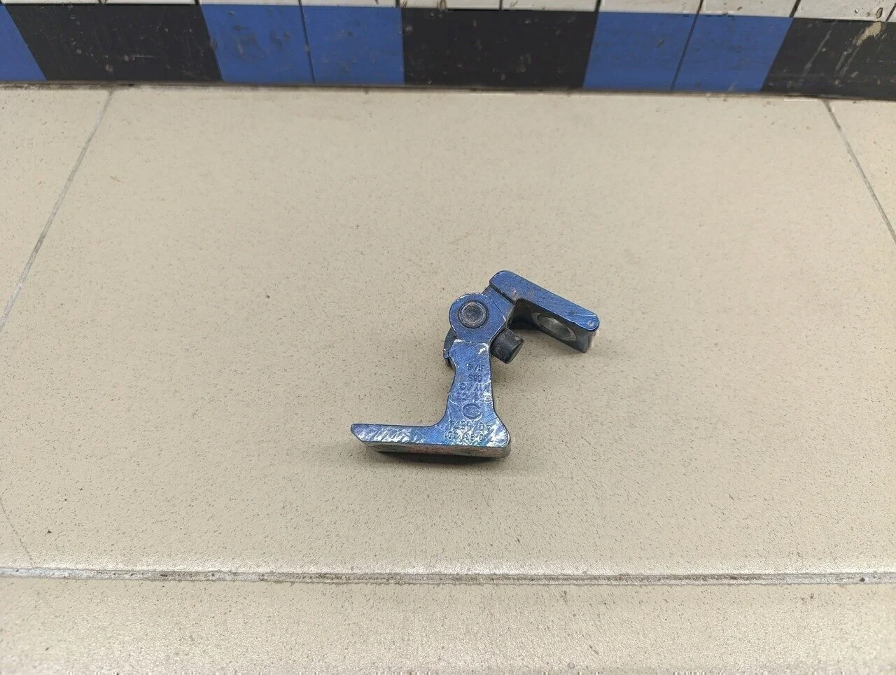 Петля двери Polo (Sed RUS) 2011>