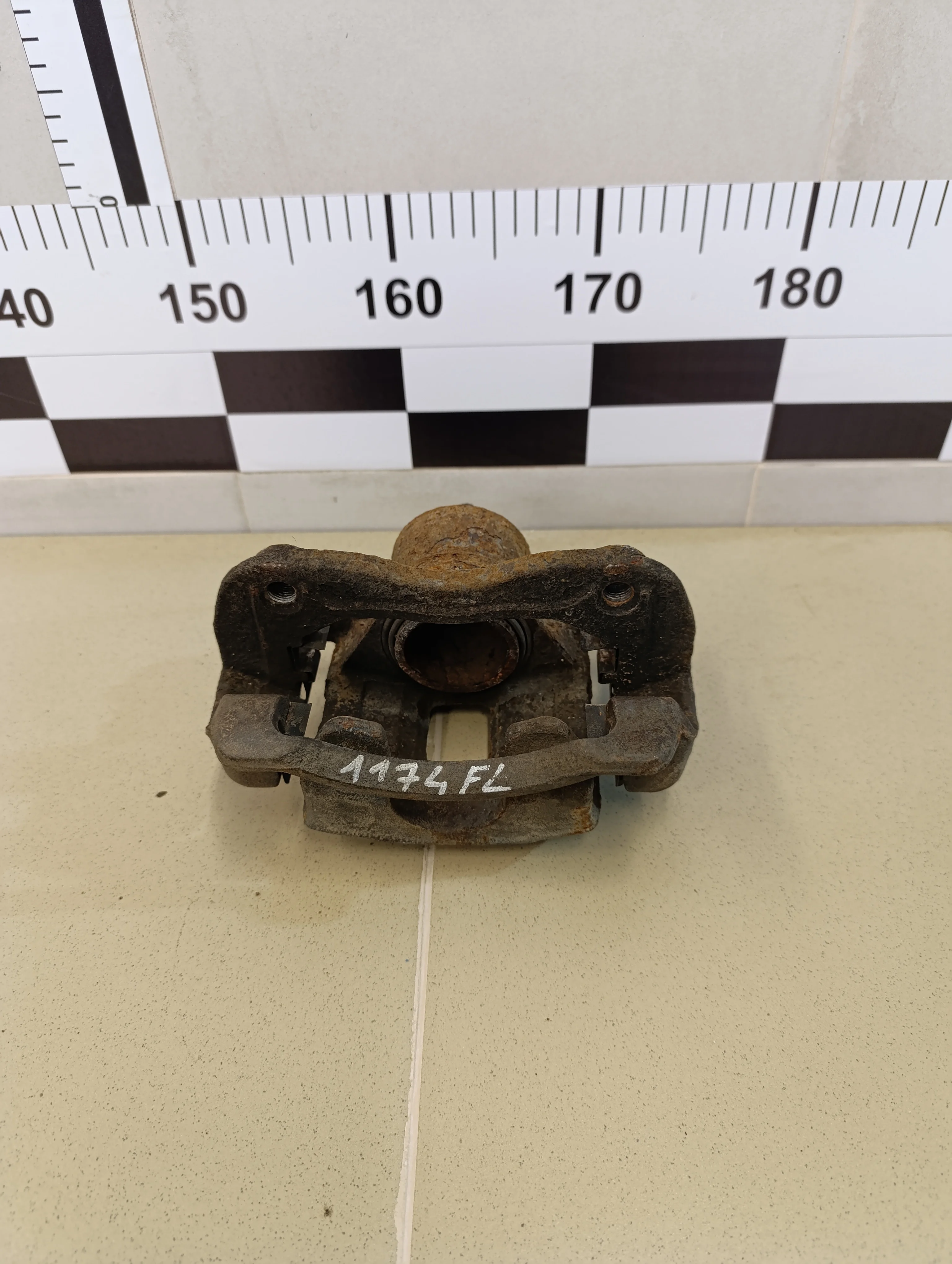 Суппорт передний левый Solaris 2010-2017