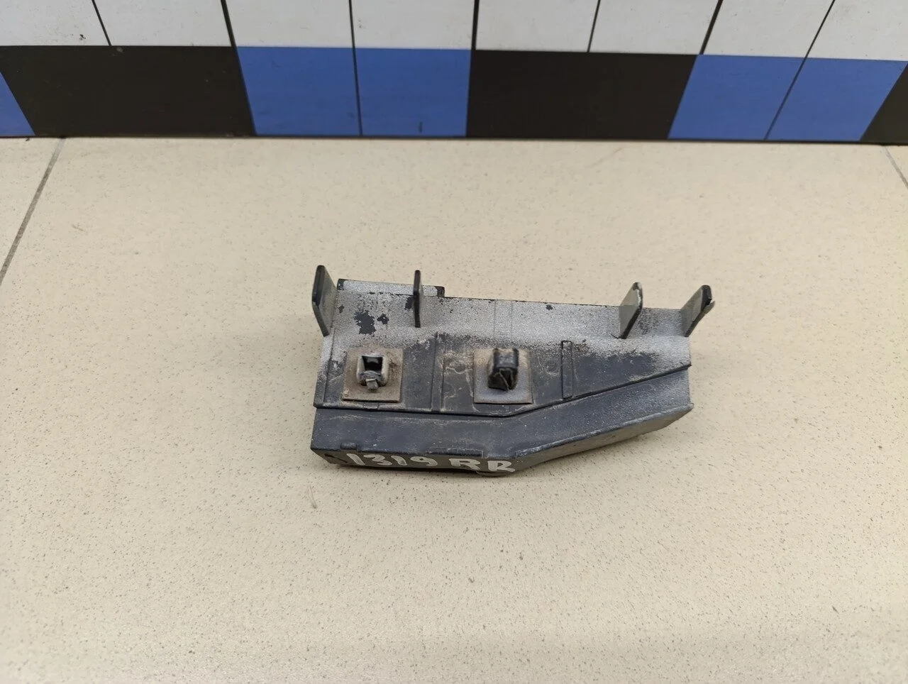 Направляющая заднего бампера правая Corolla E12 2001-2006