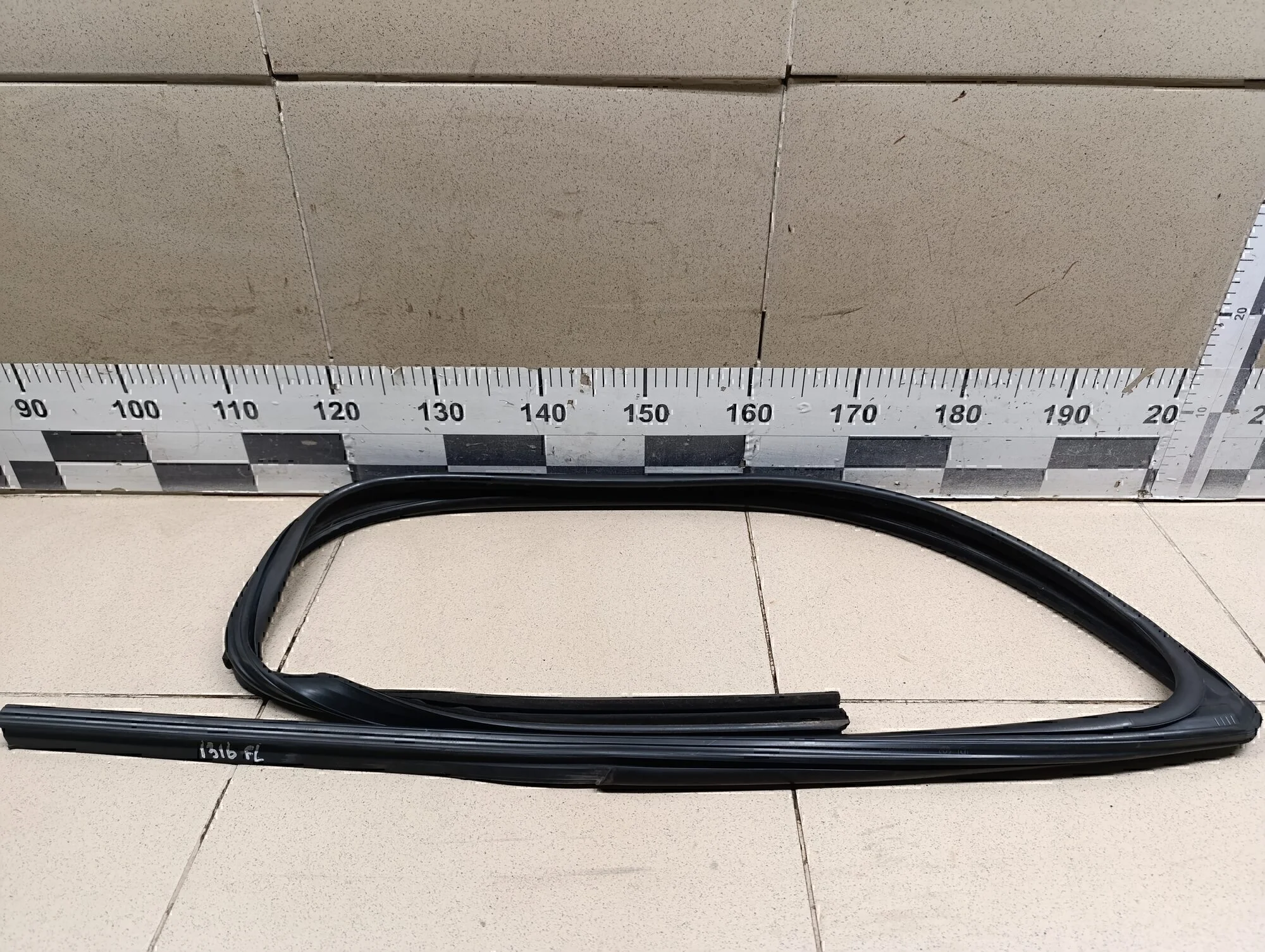 Уплотнитель стекла двери Logan 2005-2014