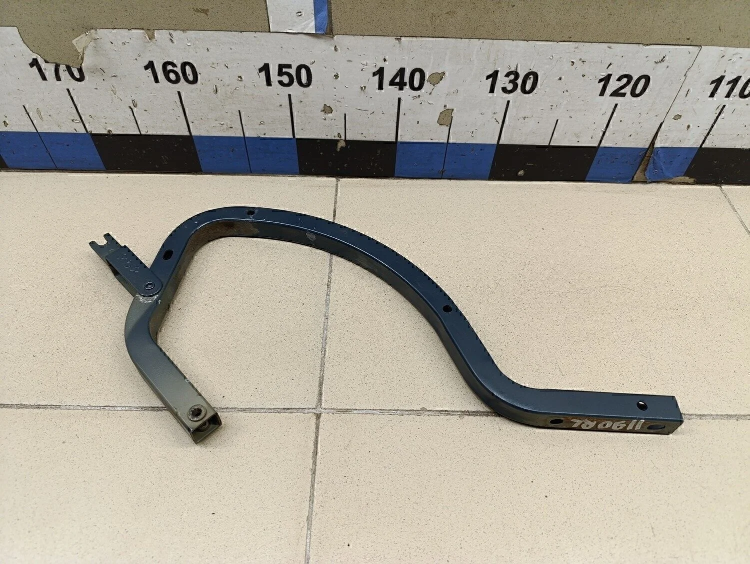 Петля крышки багажника Corolla E15 2006-2013