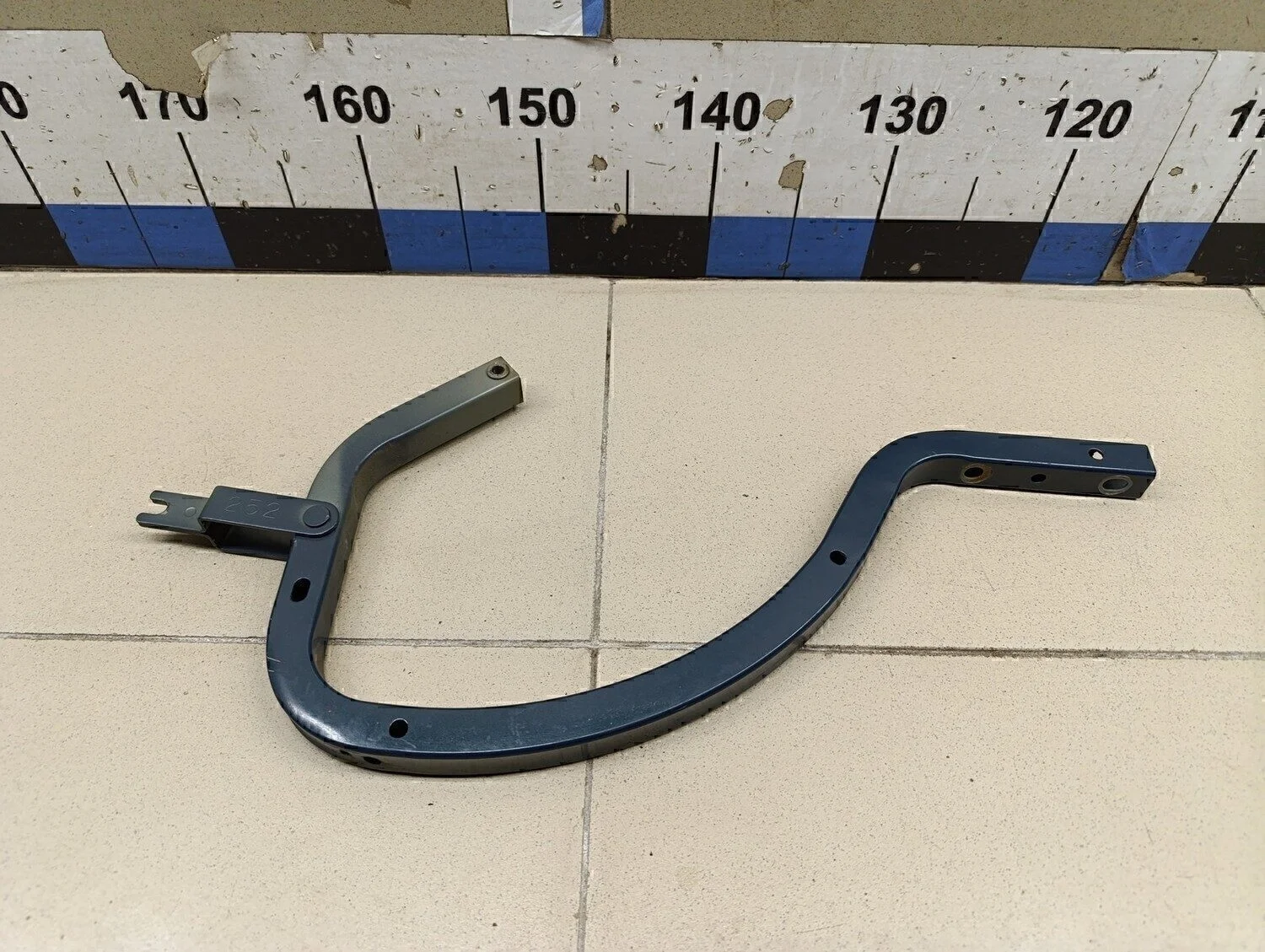 Петля крышки багажника Corolla E15 2006-2013