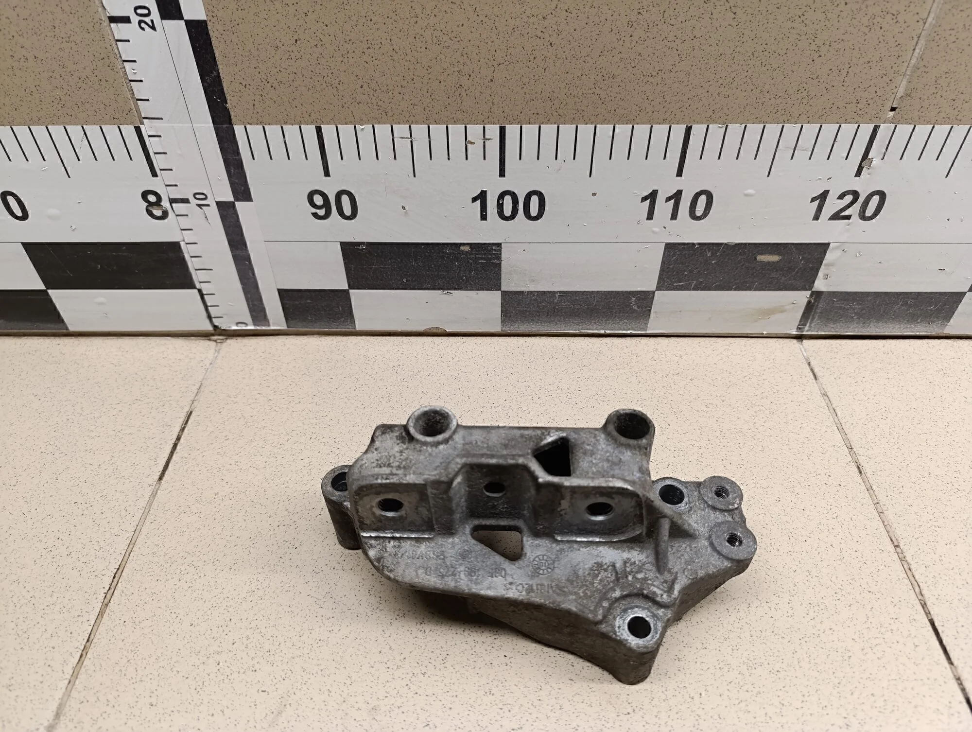 Кронштейн двигателя правый Yeti 2009>