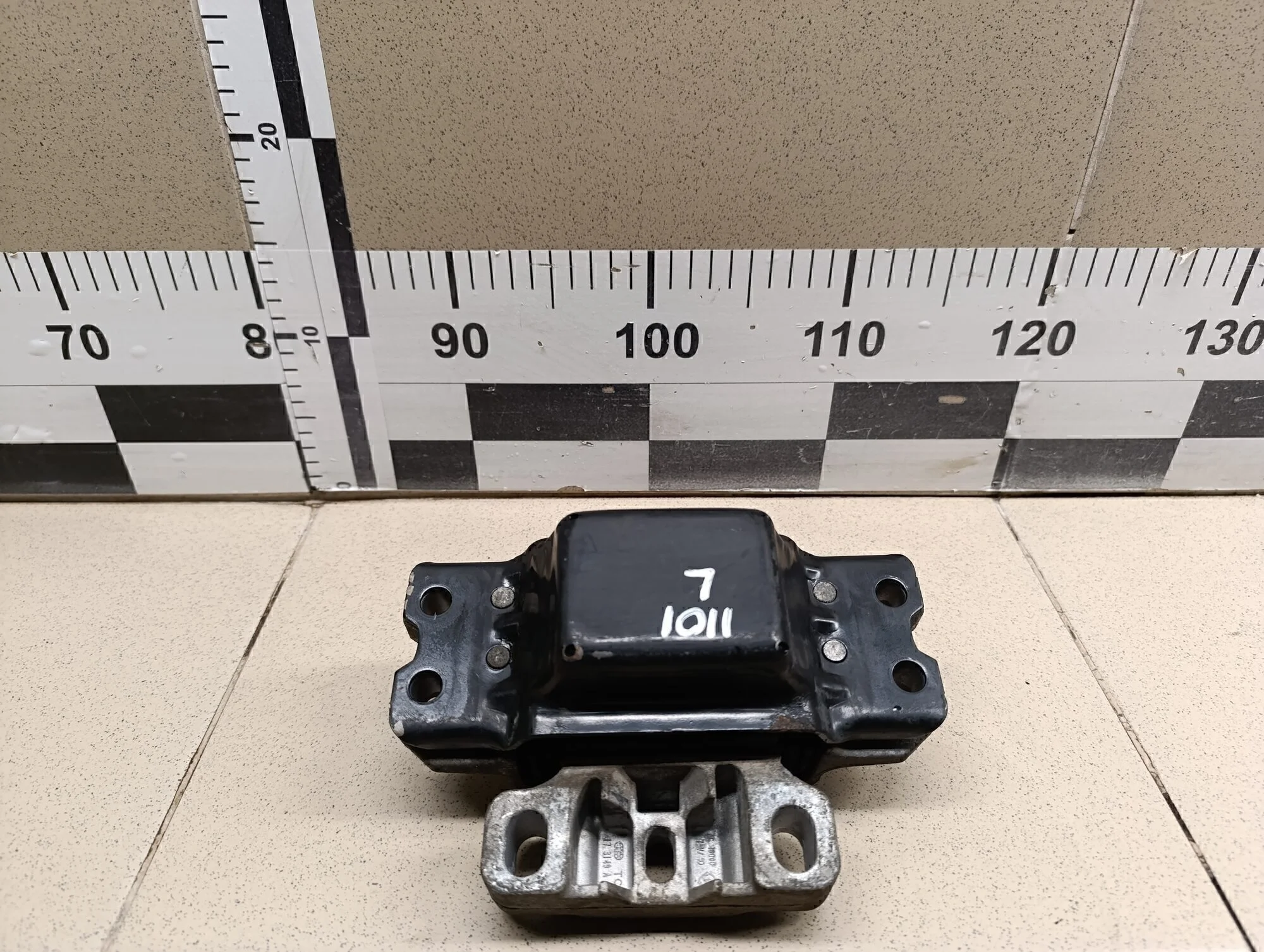 Опора двигателя левая Golf VI 2009-2012