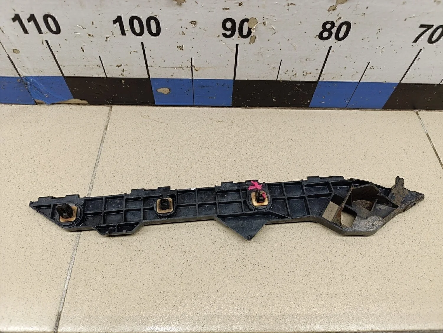 Направляющая заднего бампера левая Corolla E15 2006-2013