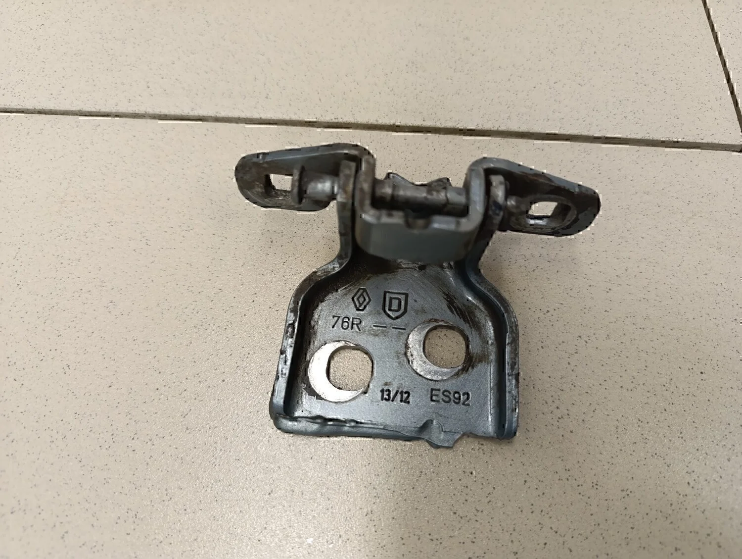 Петля двери передней правой верхняя Logan 2005-2014