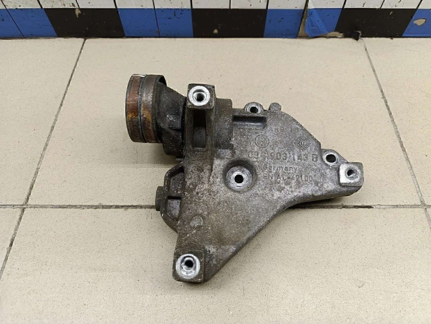 Кронштейн генератора Passat [B6] 2005-2010