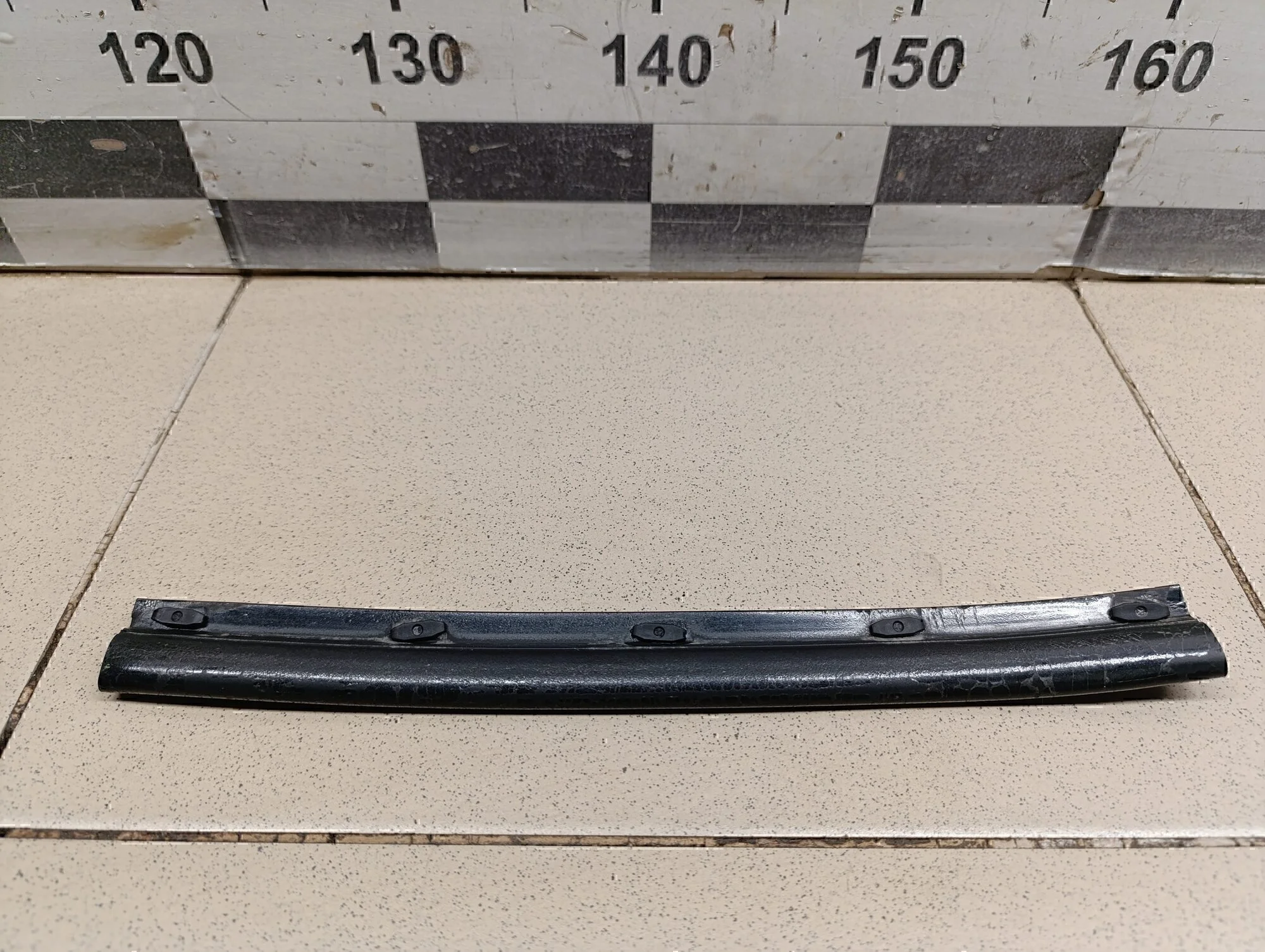 Уплотнитель капота Golf VI 2009-2012