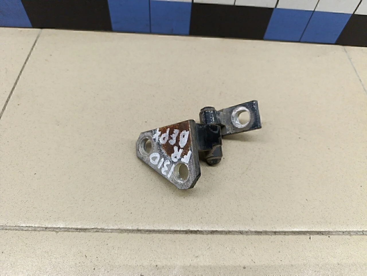 Петля двери передней правой верхняя Passat [B6] 2005-2010