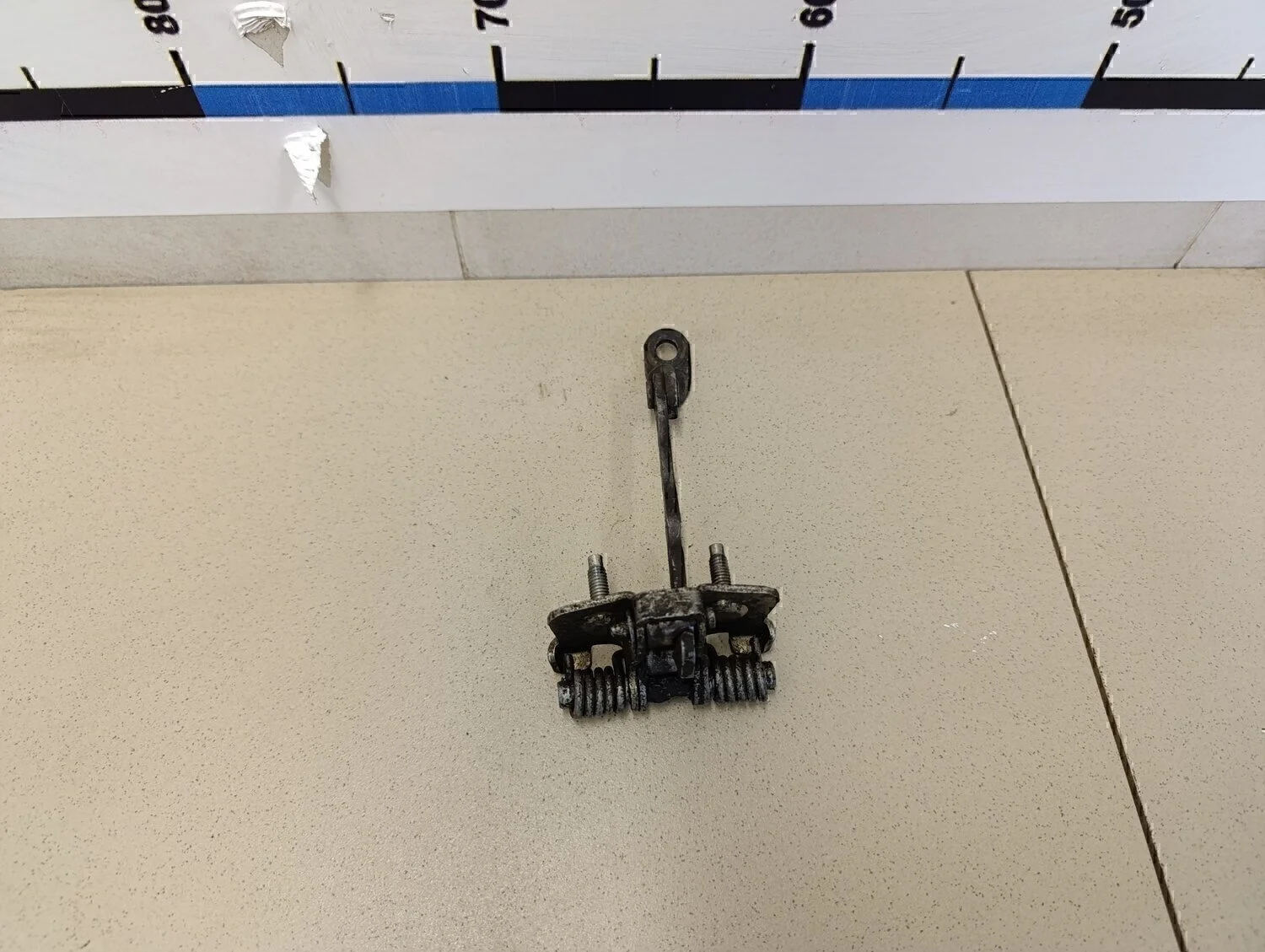 Ограничитель двери Logan 2005-2014