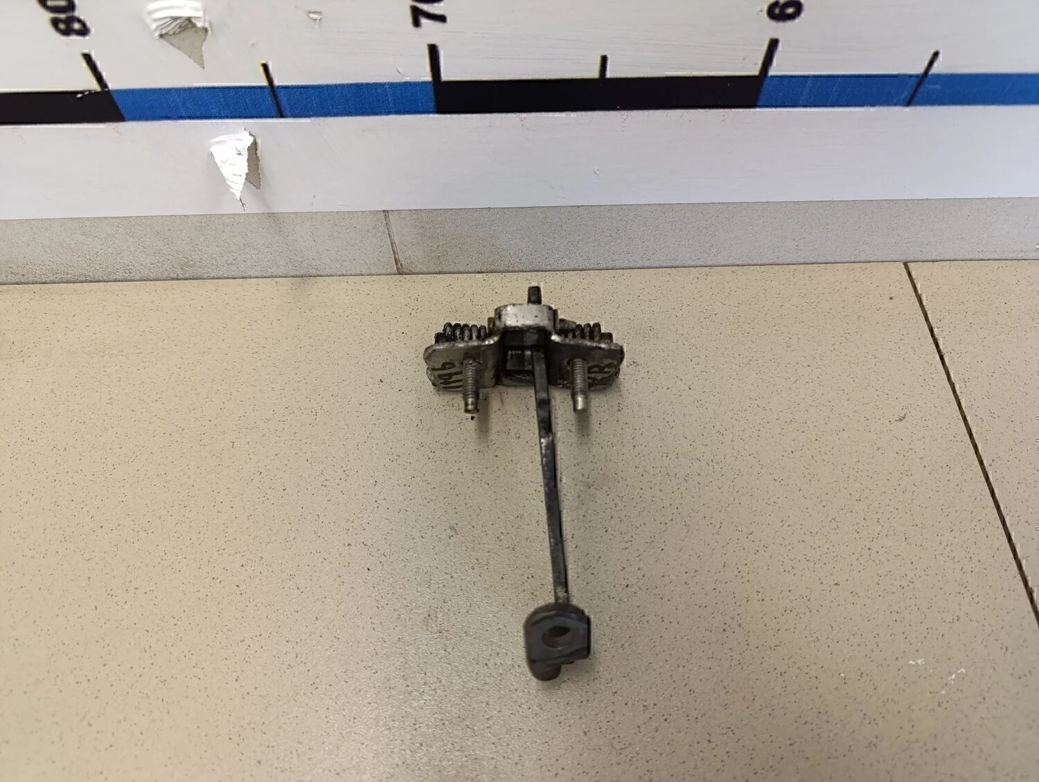 Ограничитель двери Logan 2005-2014